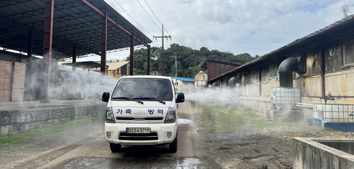 ▲농협 가축방역 차량이 AI·구제역·ASF·럼피스킨병(LSD) 등 주요 전염병 차단을 위해 집중 소독활동을 벌이고 있다. (사진제공=농협)