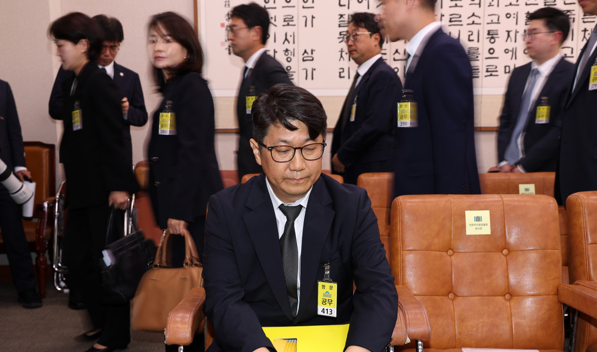 ▲ 문지석 광주지검 부장검사가 지난달 23일 오전 서울 여의도 국회 법제사법위원회에서 열린 서울고등검찰청-서울중앙지방검찰청 등에 대한 국정감사가 중지된 후 이동하는 검사들을 뒤로한 채 자리에 앉아 있다. (뉴시스)