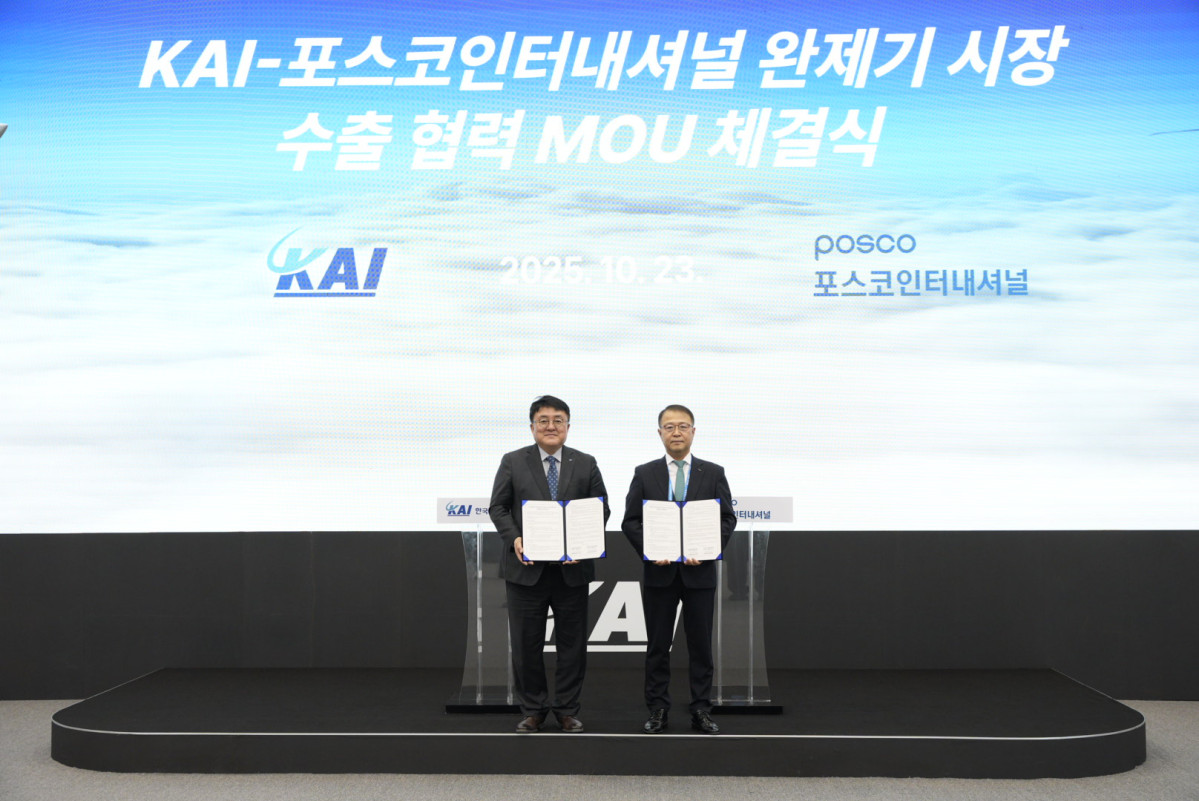 ▲조우래 KAI 수출마케팅부문장(왼쪽)과 임재성 포스코인터내셔널 소재바이오본부장이 MOU 체결을 기념해 사진을 촬영하고 있다. (사진= KAI)