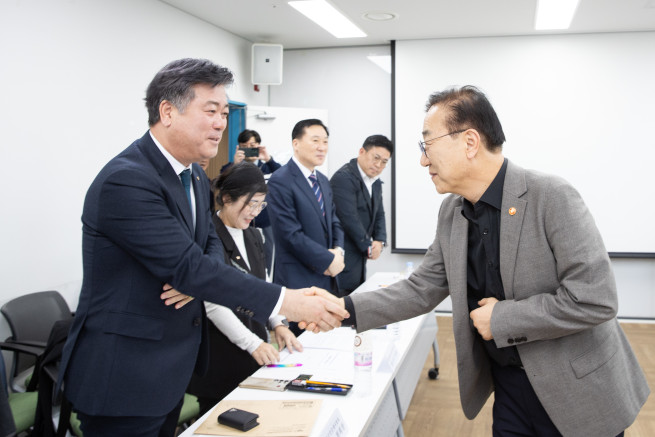 ▲김윤덕 국토교통부 장관(오른쪽)이 23일 서울 정동 국토발전전시관에서 중개업계를 만나 악수를 하고 있다. (사진제공=국토교통부)