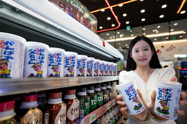 ▲세븐일레븐이 다가오는 겨울을 앞두고 동절기 따뜻하게 마실 수 있는 캔 버전 사케 ‘간바레오또상180ml’을 선보였다. (사진제공=세븐일레븐)