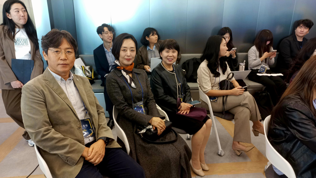 ▲경기 AI캠퍼스+북부 개소식에서 김형태 성균관대 교수(왼쪽)와 '나는강사다' AI 도민강사들이 AI 인재양성 파트너십 행사에 참석하고 있다. (경기도)