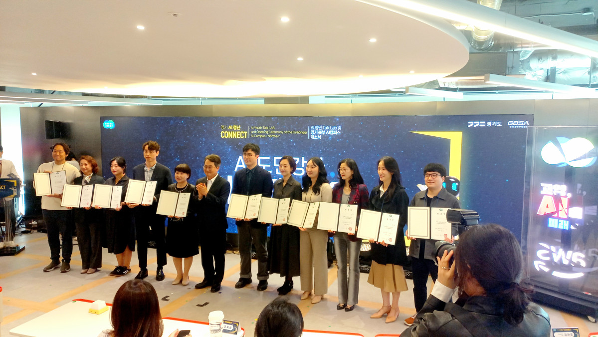 ▲80시간의 수업과 실습을 마친 '나는강사다' AI 도민강사들이 김동연 경기지사에서 위촉장을 받고 단체 기념사진을 찍었다. (경기도)