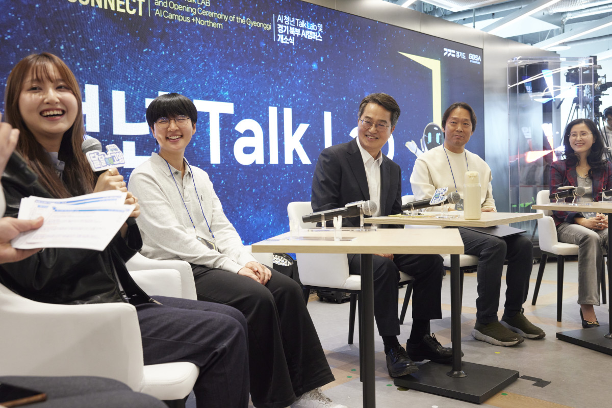 ▲경기 AI캠퍼스+북부 개소식에서 참석자들이 "Talk Lab" 세션에 참여해 마이크를 앞에 두고 대화하고 있다. (경기도)