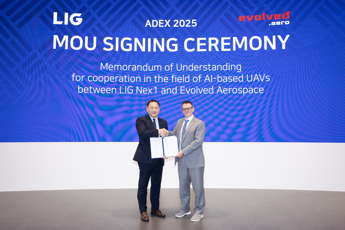 ▲최종진 LIG넥스원 미래전장사업부문 부문장, 미카엘 타베니쿠 이볼브드에어로스페이스 대표이사. (사진제공=LIG넥스원)