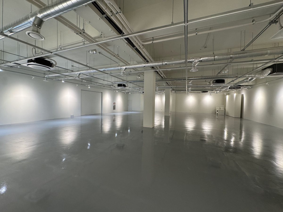 ▲경기창작캠퍼스 교육동 1층 공공갤러리 전시공간이 넓고 빈 실내 공간으로 조성돼 있다. (경기문화재단)