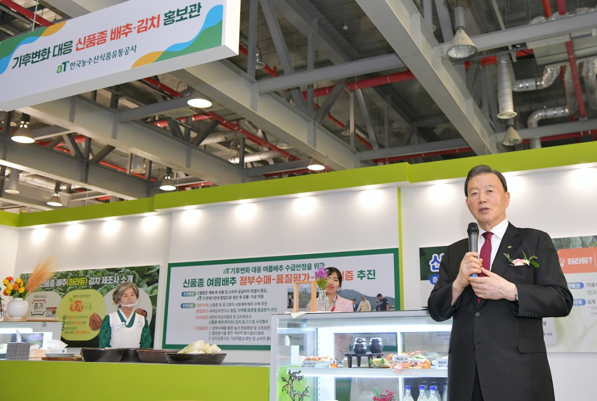 ▲홍문표 한국농수산식품유통공사 사장이 23일부터 7일간 전남 나주에서 열리는 ‘국제농업박람회’에 마련된 ‘기후변화 대응 신품종 배추·김치 홍보관’에서 인사를 하고 있다. (사진제공=한국농수산식품유통공사)