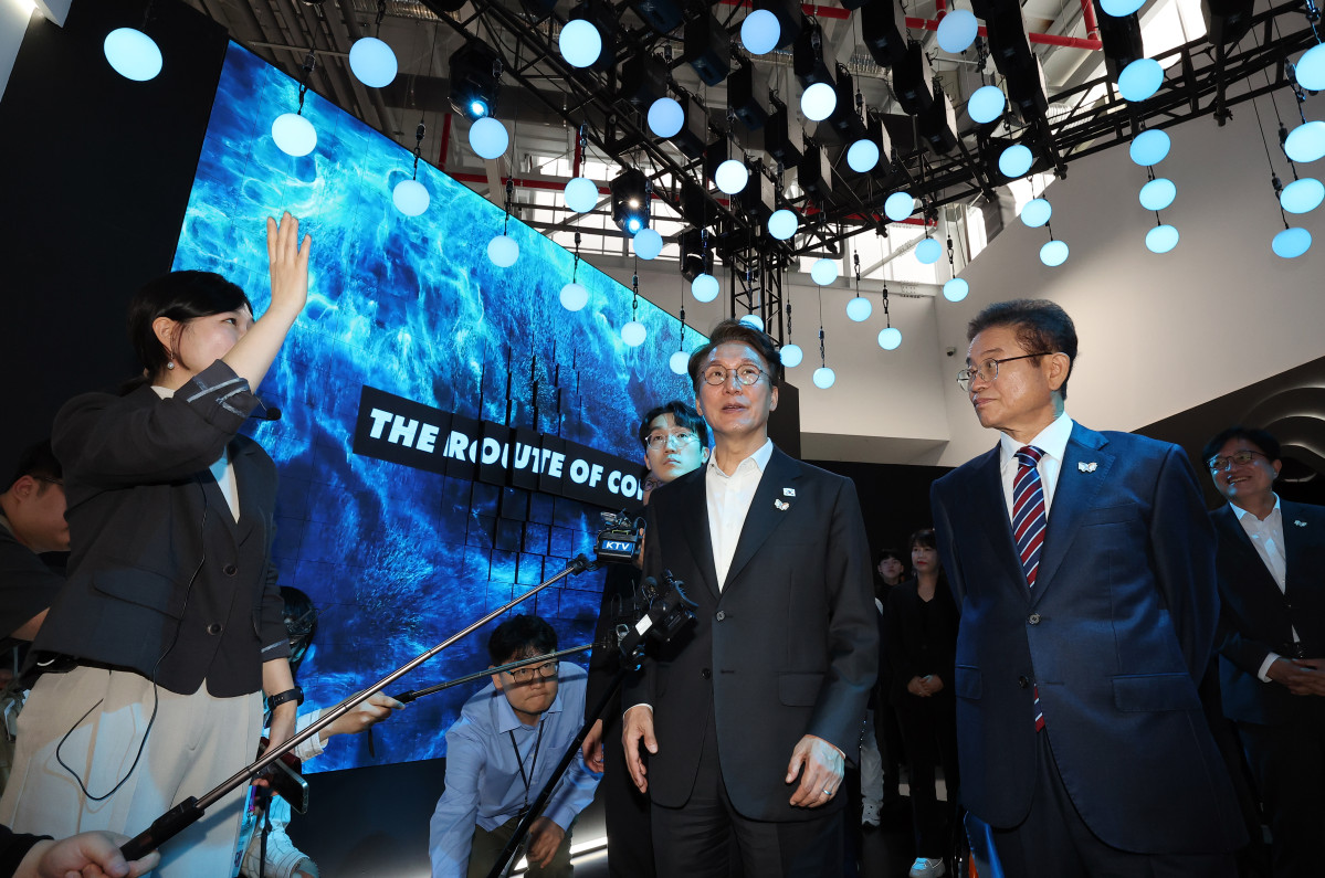 ▲김민석 국무총리가 23일 경상북도 경주시 엑스포공원에 마련된 APEC 정상회의 경제 전시장을 방문, 첨단미래산업관을 둘러보고 있다. (연합뉴스)