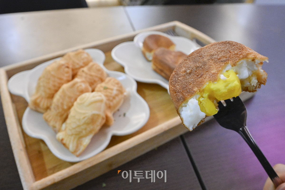 ▲시민들의 옷차림이 한껏 두꺼워졌다. 길거리에는 겨울 간식 노점이 하나둘 등장했다. 그중에서도 김이 모락모락 피어오르는 노란색 빵, '계란빵'이 미국 CNN의 주목을 받았다. CNN은 계란빵을 '계란이 통째로 구워져 들어간 빵'이라 소개하며 '세계 50대 빵'으로 선정했다. 서울 시내 한 카페에서 시민이 계란빵과 붕어빵 등 겨울 간식을 먹고 있다. 조현호 기자 hyunho@