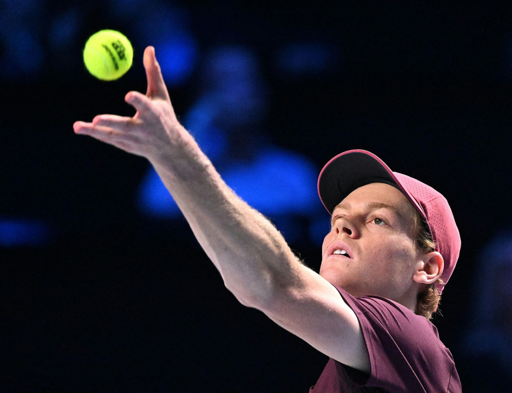 ▲이탈리아 야닉 시너가 23일(현지시간) 오스트리아 빈에서 열린 ATP 빈 오픈 남자 단식 16강전에서 같은 이탈리아 선수 플라비오 코볼리를 상대로 서브를 넣고 있다. (AFP/연합뉴스)