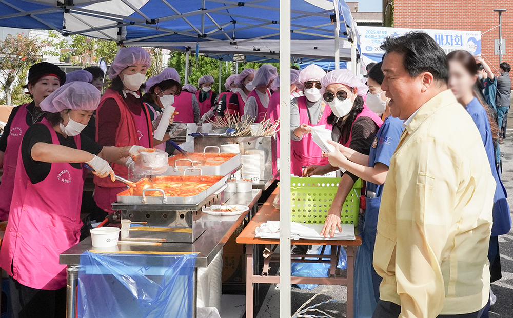 ▲한마음 호스피스 자원봉사자와 병원 직원들이 시화병원 야외 행사장에서 떡볶이 등 음식을 마련해 참가자들에게 제공하고 있다. (시화병원)