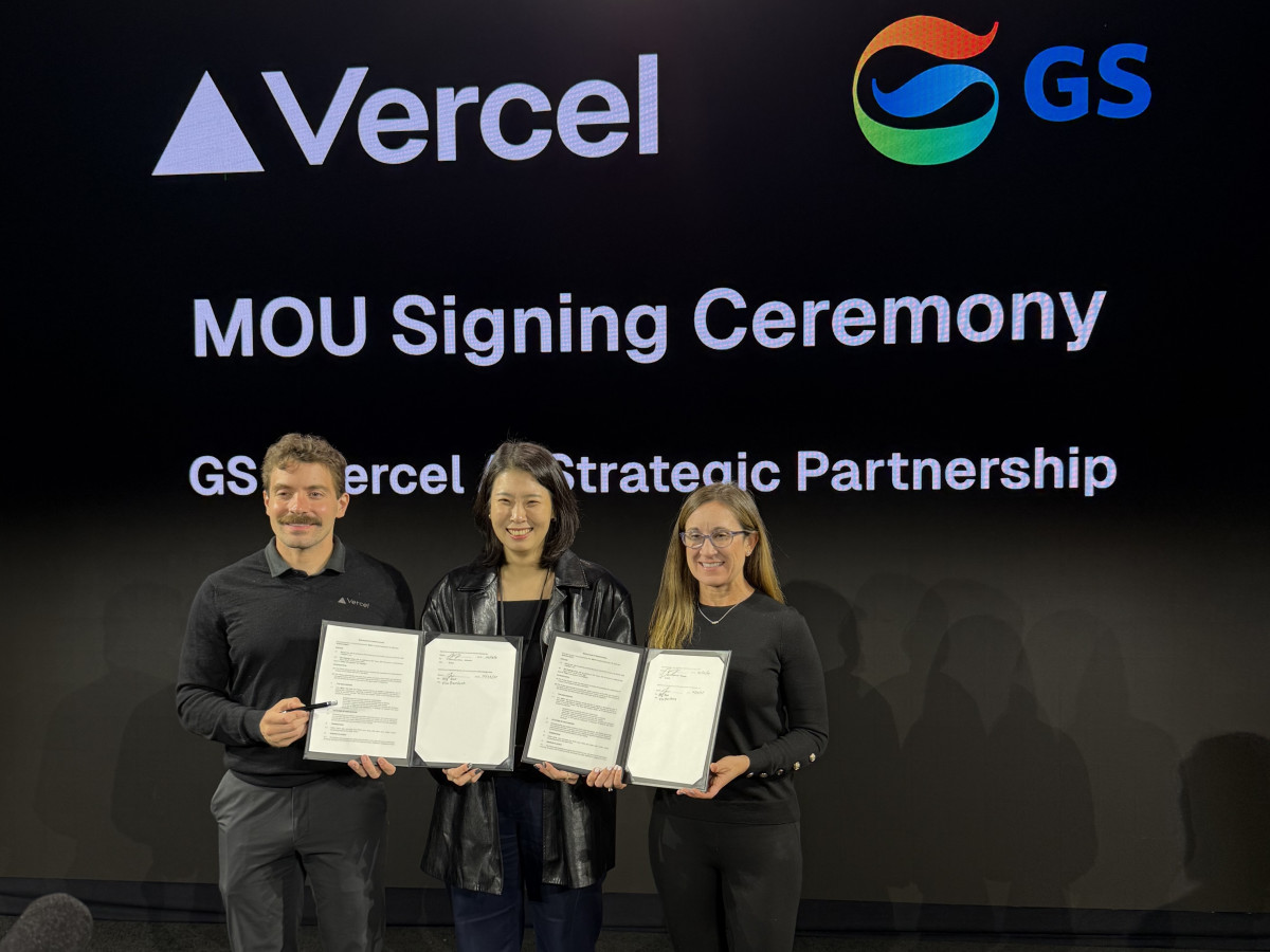 ▲GS그룹은 23일(현지시간) 미국 샌프란시스코에서 글로벌 AI 기업 버셀과 전략적 파트너십을 체결했다고 밝혔다. (왼쪽부터) 버셀의 창립자이자 CEO 기예르모 라우치, 김진아 ㈜GS 상무, 잔 그로서 버셀 최고운영책임자(COO). (GS)
