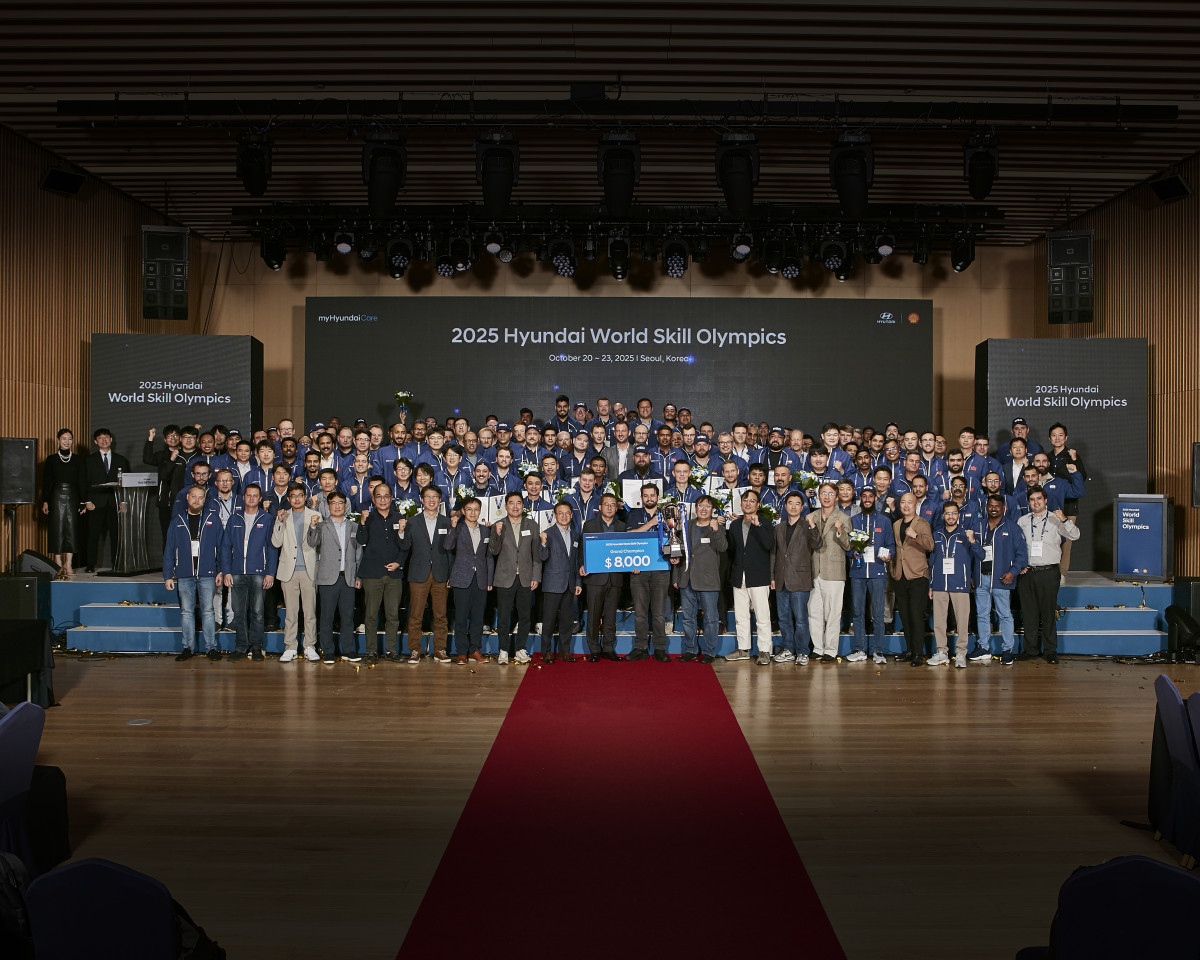 ▲제15회 월드스킬올림픽 참가자들이 시상식 이후 단체사진을 촬영하는 모습. (사진=현대차)