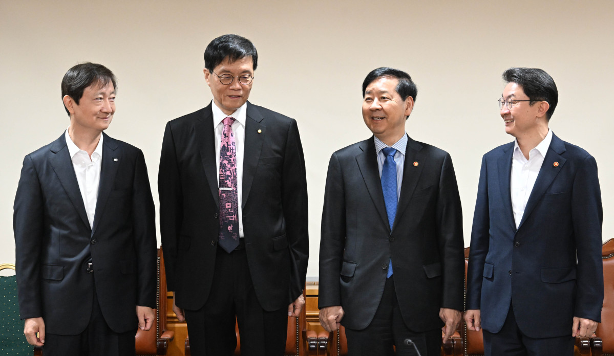 ▲구윤철 경제부총리 겸 기획재정부 장관이 10월 24일 서울 중구 은행연합회에서 열린 시장상황점검회의를 주재, 회의 시작에 앞서 기념사진을 찍고 있다.<왼쪽부터 이찬진 금감원장, 이창용 한은총재, 구윤철 부총리, 이억원 금융위원장> (기획재정부)