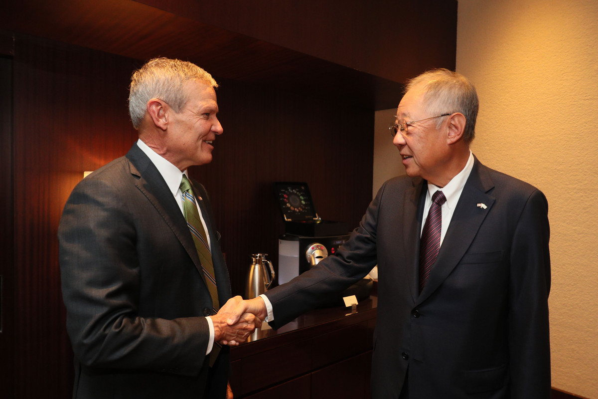 ▲류진 한경협 회장이 24일 그랜드 하얏트 서울에서 빌 리(Bill Lee) 테네시 주지사와 악수하고 있다. 이번 간담회는 한-테네시 경제협력 방안과 한국의 투자 성과 강조, 향후 투자 기회를 모색하기 위해 마련되었다. (한경협)