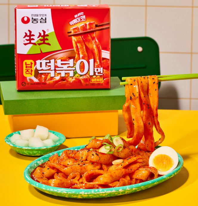 ▲K푸드 열풍을 타고 분식도 세계인의 입맛을 저격함에 따라 농심은 최근 자체 생면 제조 기술을 활용한 ‘생생납작떡볶이면’을 선보였다. (사진제공=농심)