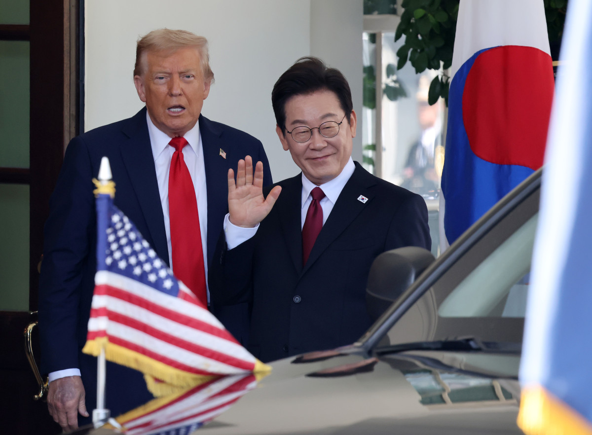 ▲이재명 대통령이 8월 25일(현지시간) 미국 워싱턴DC 백악관에서 영접나온 도널드 트럼프 대통령과 만난 뒤 취재진에게 손을 흔들고 있다. (연합뉴스)