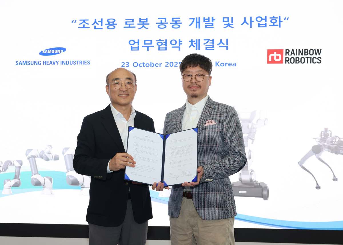 ▲김진모 삼성중공업 부사장(왼쪽)과 이정호 레인보우로보틱스 대표이사가 MOU를 체결하는 모습. (사진= 삼성중공업)