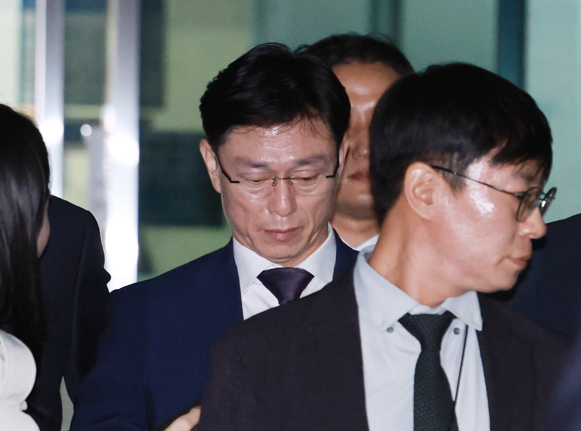 ▲채상병 순직 및 수사 외압·은폐 의혹의 핵심 피의자인 임성근 전 해병대 1사단장이 23일 서울 서초구 서울중앙지방법원에서 열린 구속 전 피의자 심문(영장실질심사)을 마친 뒤 법원을 나서고 있다. (연합뉴스)