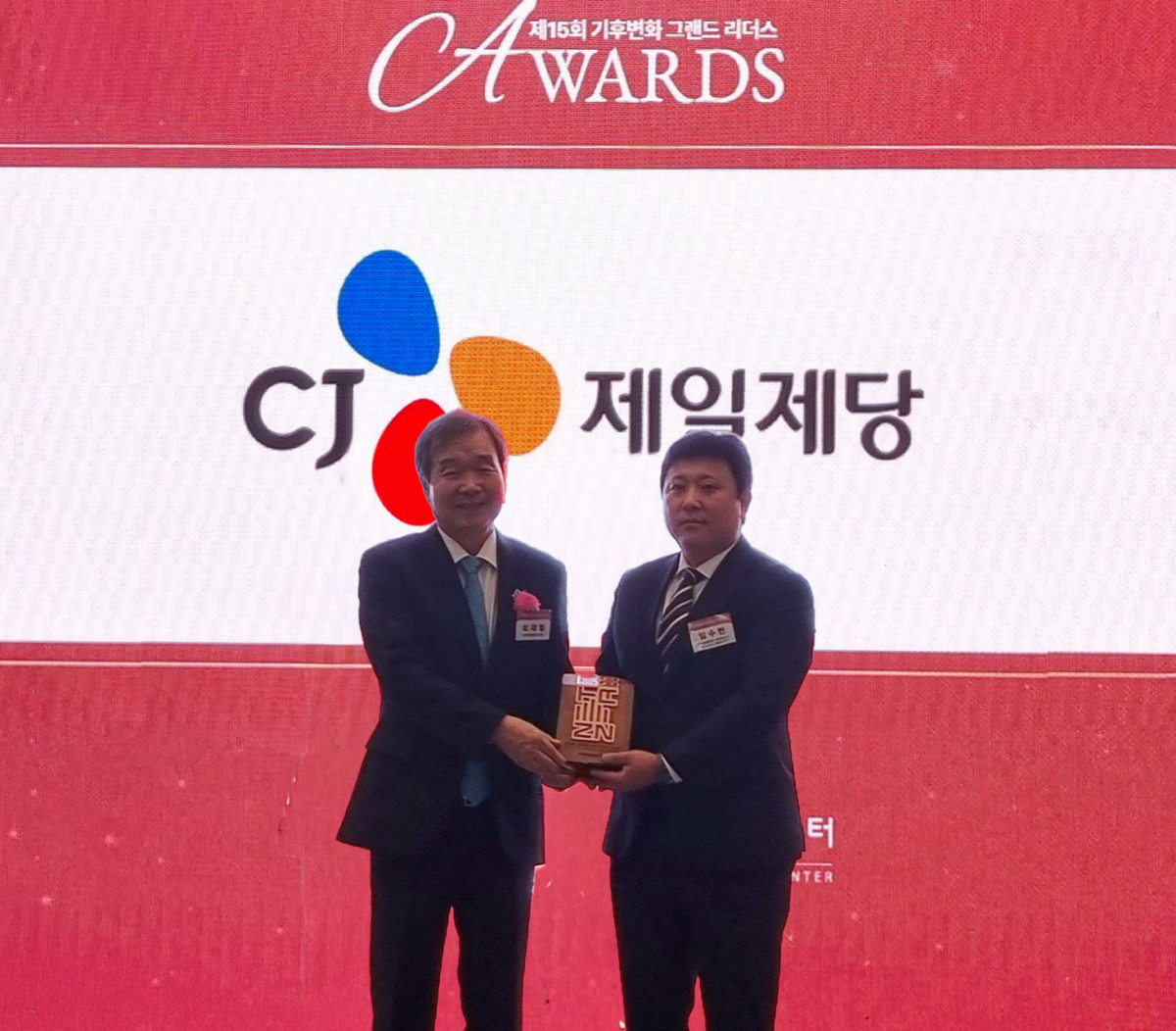 ▲임수빈(오른쪽) CJ제일제당 Agriculture플랫폼 부장이 23일 열린 ‘제15회 기후변화 그랜드리더스어워드’에서 수상한 후 기념사진을 촬영하고 있다. (사진제공=CJ제일제당)