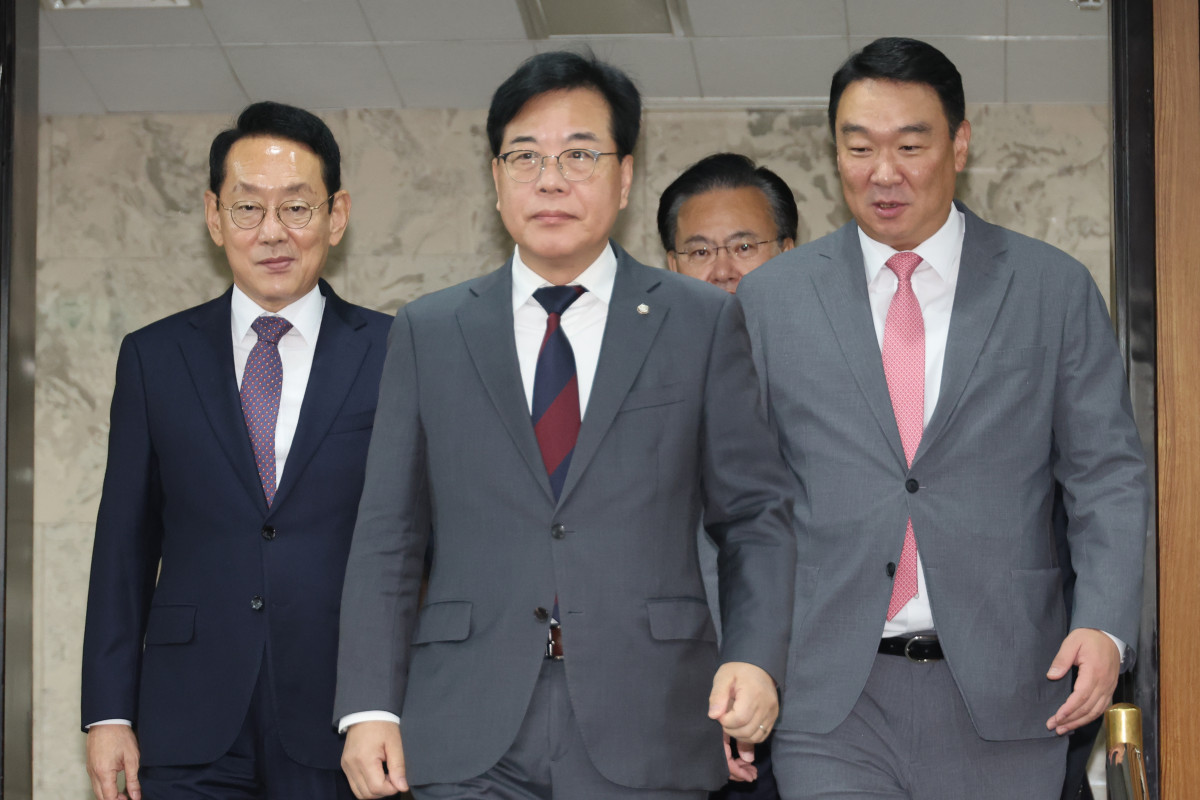 ▲송언석 국민의힘 원내대표와 김도읍 정책위의장을 비롯한 원내지도부가 24일 서울 여의도 국회에서 열린 국정감사 대책회의에 참석하고 있다. (연합뉴스)