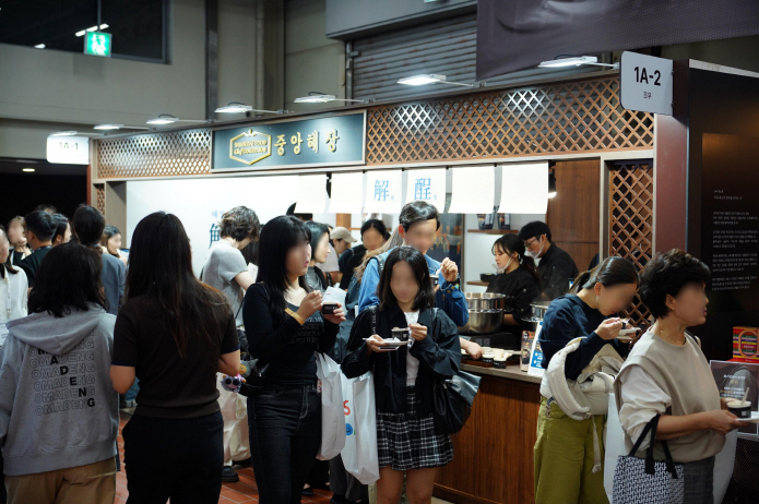 ▲SSG닷컴 오프라인 페스타 미지엄에 참석한 관람객들이 브랜드사 부스를 둘러보는 모습 (사진제공=SSG닷컴)