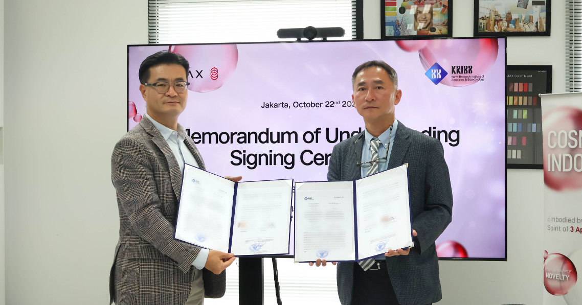 ▲22일 인도네시아 자카르타에 있는 코스맥스인도네시아 R&I센터에서 열린 업무협약식에서 정민경(왼쪽) 코스맥스인도네시아 법인장과 최상호 한국생명공학연구원 해외생물소재센터 센터장이 기념 촬영을 하고 있다. (사진제공=코스맥스)