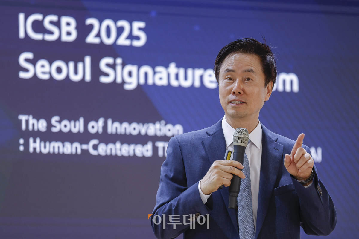 ▲김기찬 세계중소기업협의회(ICSB) 의장이 24일 서울 중구 온드림소사이어티에서 열린 ICSB 2025 서울 시그니처 포럼에서 환영사를 하고 있다. 조현호 기자 hyunho@