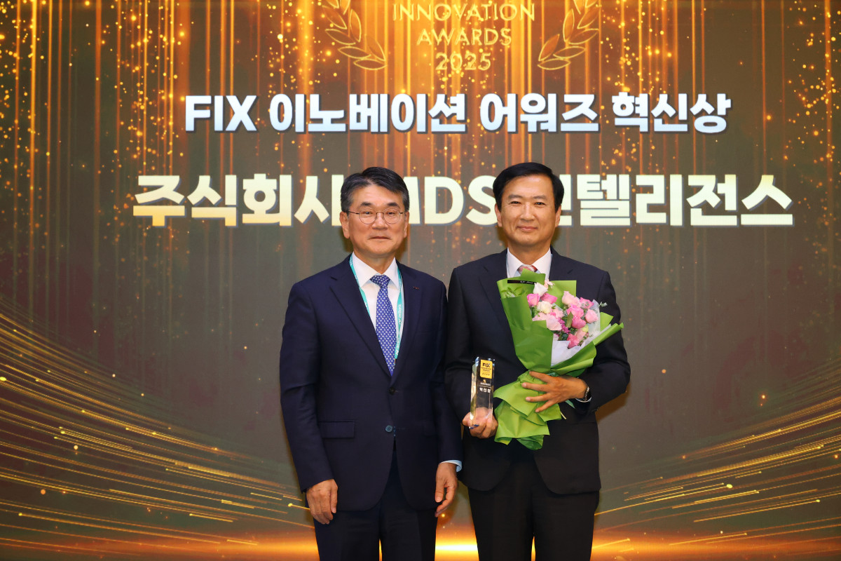 ▲전춘우 엑스코 대표와 지창건 MDS인텔리전스 대표가 기념촬영을 하고 있다. (사진제공=MDS인텔리전스)