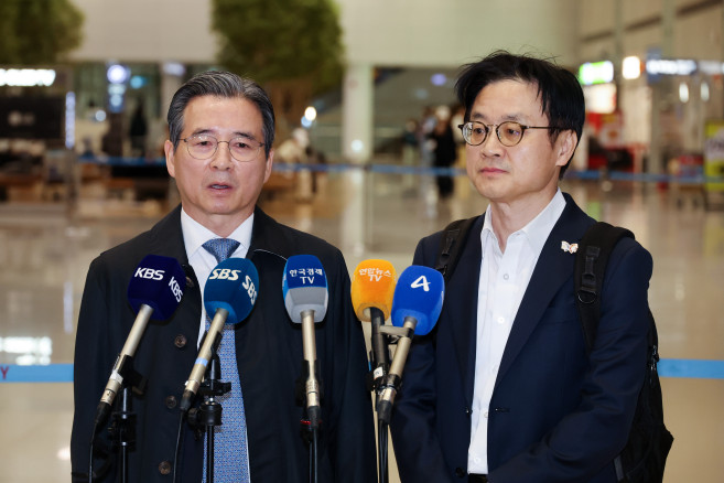 ▲김용범 대통령실 정책실장(왼쪽)과 김정관 산업통상부 장관이 한미 관세협상 추가 논의를 마치고 24일 인천국제공항을 통해 귀국한 뒤 취재진의 질문에 답하고 있다.  (연합뉴스)