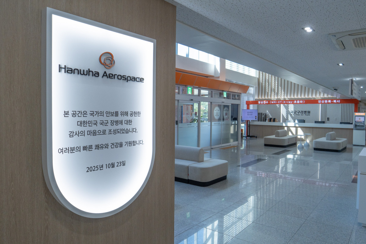 ▲H-라운지로 개선이 완료된 국군구리병원의 본관 로비 모습. (한화에어로스페이스)