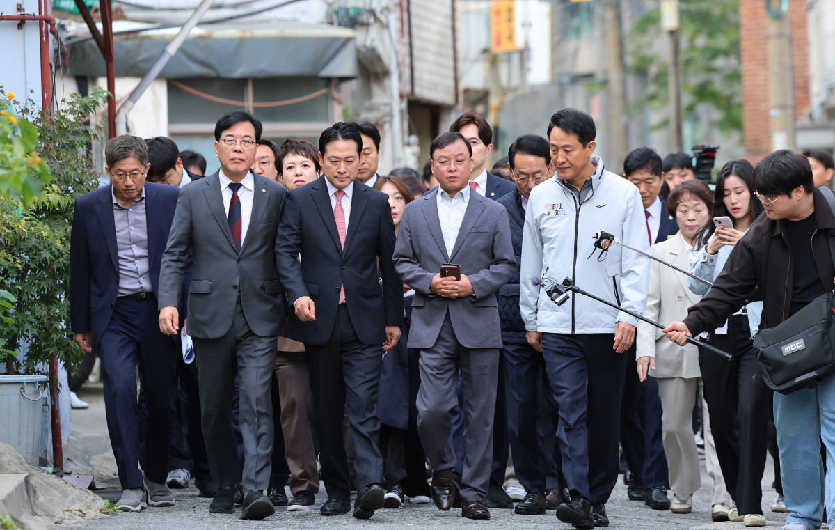 ▲국민의힘 장동혁 대표와 송언석 국민의힘 원내대표, 오세훈 서울시장 등이 24일 서울 노원구 상계5 재정비촉진구역을 방문해 현장점검을 마치고 간담회장으로 향하고 있다. (연합뉴스)