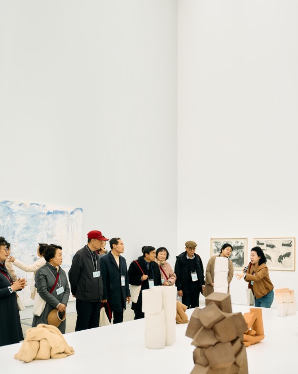 ▲'미술관 한걸음'에 참여한 관람객들이 작품해설을 듣고 있다. (국립현대미술관)