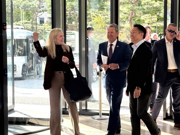 ▲브라이언 켐프 미국 조지아 주지사(가운데)가 24일 이석희 SK온 최고경영자(CEO)와 회동하기 위해 서울 종로구 SK서린빌딩을 방문하고 있다. (연합뉴스)