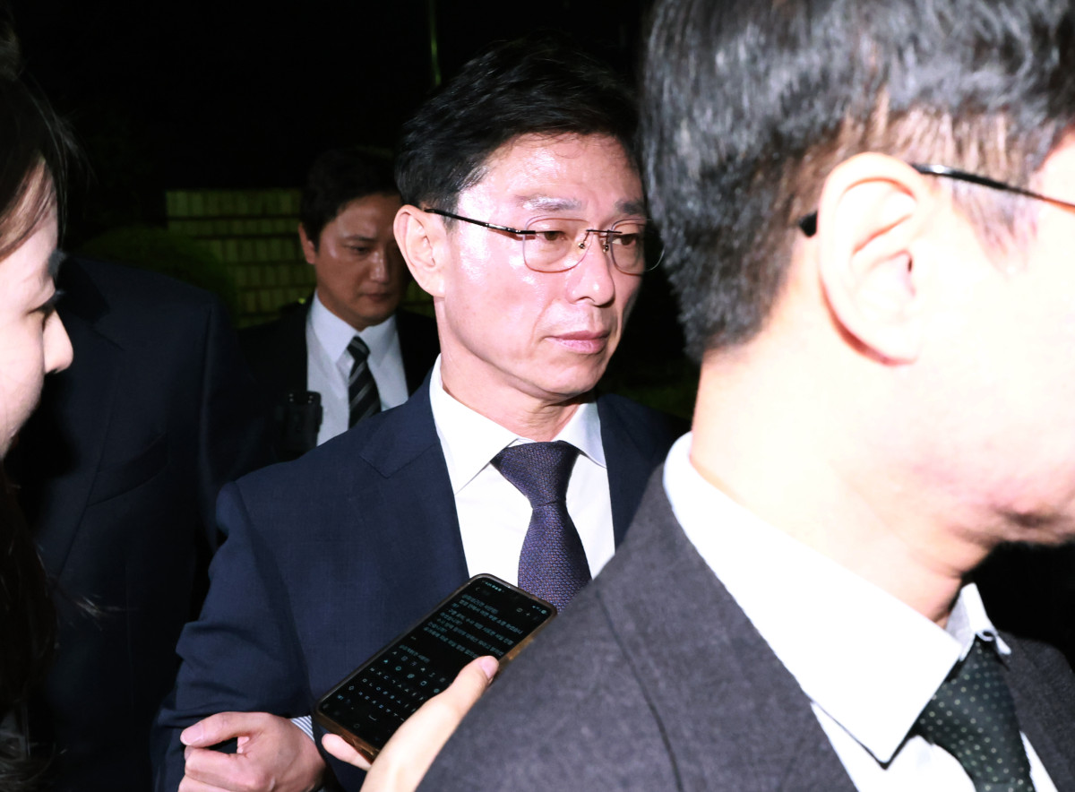 ▲ 채 상병 순직 및 수사 외압·은폐 의혹의 핵심 피의자인 임성근 전 해병대 1사단장이 지난달 23일 서울 서초구 서울중앙지방법원에서 열린 구속 전 피의자 심문(영장실질심사)을 마친 뒤 법원을 나서고 있다. (연합뉴스)