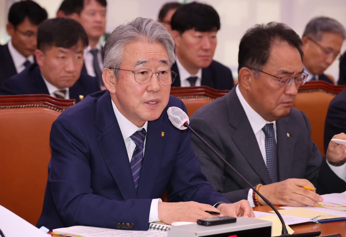 ▲강호동 농업협동조합중앙회 회장이 24일 서울 여의도 국회 농림축산식품해양수산위원회에서 열린 국정감사에서 의원 질의에 답하고 있다. (연합뉴스)