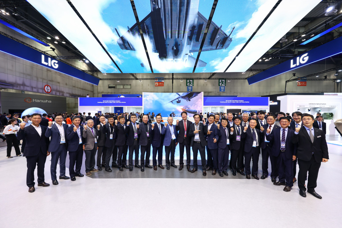 ▲ADEX 2025의 LIG넥스원 부스에서 신익현 LIG넥스원 대표이사(왼쪽 열번째)와 A1 Society 대표단이 기념촬영을 하고 있다. (사진= LIG넥스원)