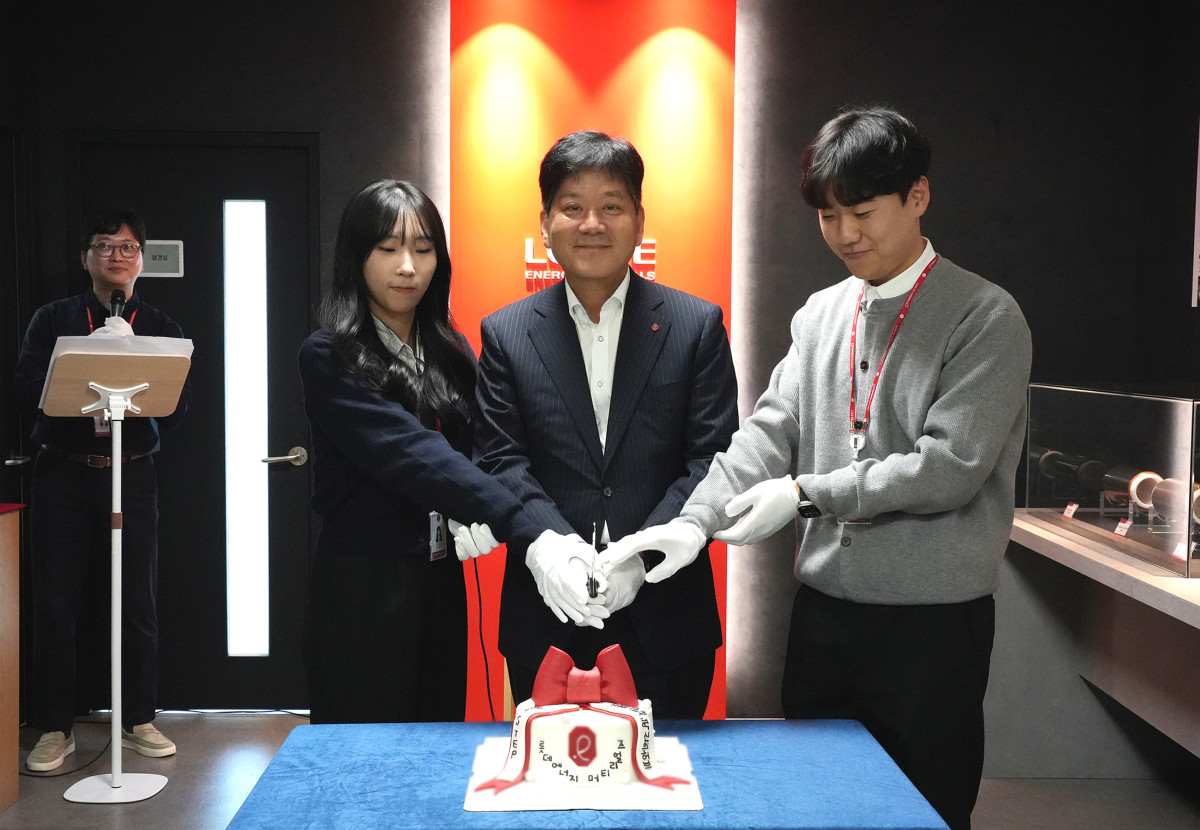 ▲김연섭 롯데에너지머티리얼즈 대표이사(사진 중앙 왼쪽에서 2번째)와 연구소 직원들의 기념식 모습. (사진= 롯데에너지머티리얼즈)