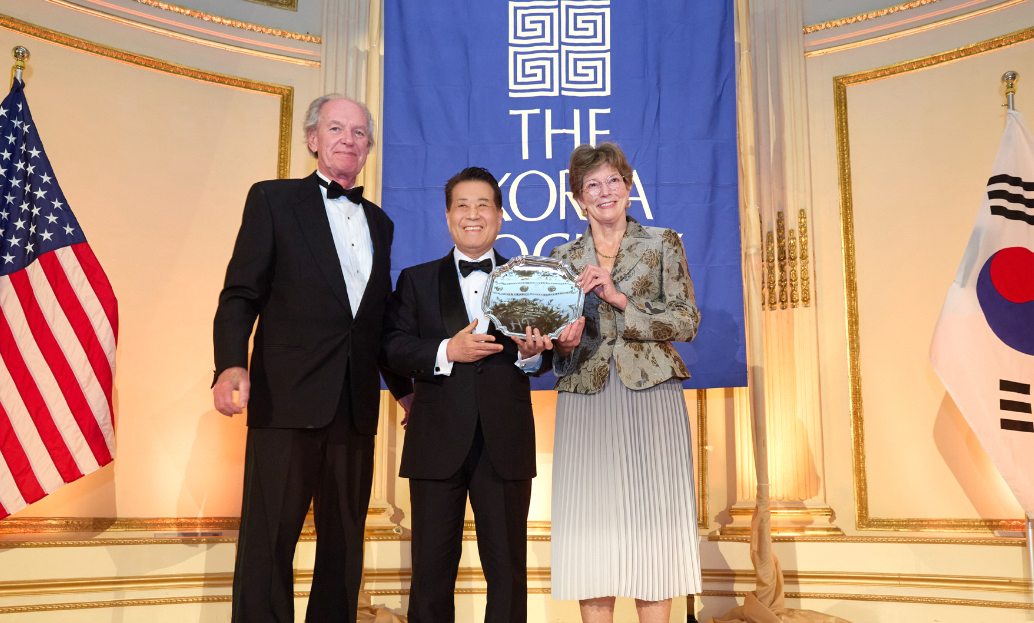▲23일(현지시간) 포스코그룹 장인화 회장이 미국 뉴욕에서 '밴플리트상'을 수상했다. 사진 왼쪽부터 코리아소사이어티 토마스 번 회장, 포스코그룹 장인화 회장, 코리아소사이어티 캐슬린 스티븐스 이사장. (포스코홀딩스)