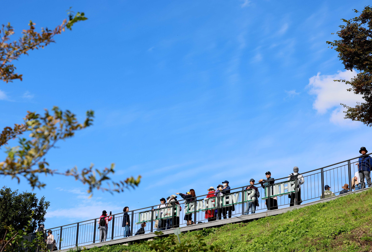 ▲완연한 가을 날씨를 보인 24일 서울 마포구 하늘공원에서 시민들이 맑은 하늘을 바라보며 계절의 정취를 만끽하고 있다. 신태현 기자 holjjak@