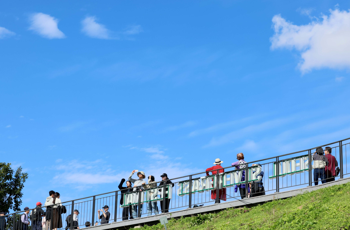 ▲완연한 가을 날씨를 보인 24일 서울 마포구 하늘공원에서 시민들이 맑은 하늘을 바라보며 계절의 정취를 만끽하고 있다. 신태현 기자 holjjak@