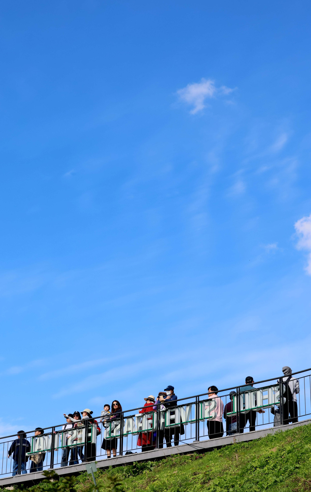 ▲완연한 가을 날씨를 보인 24일 서울 마포구 하늘공원에서 시민들이 맑은 하늘을 바라보며 계절의 정취를 만끽하고 있다. 신태현 기자 holjjak@