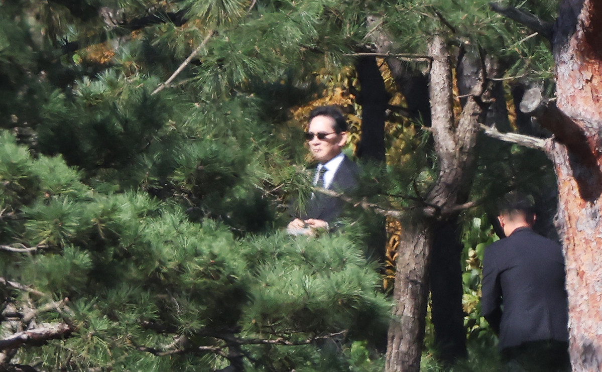 ▲이재용 삼성전자 회장이 24일 경기도 수원시 선영에서 열린 고 이건희 삼성그룹 회장 5주기 추도식에 참석했다. (연합뉴스)