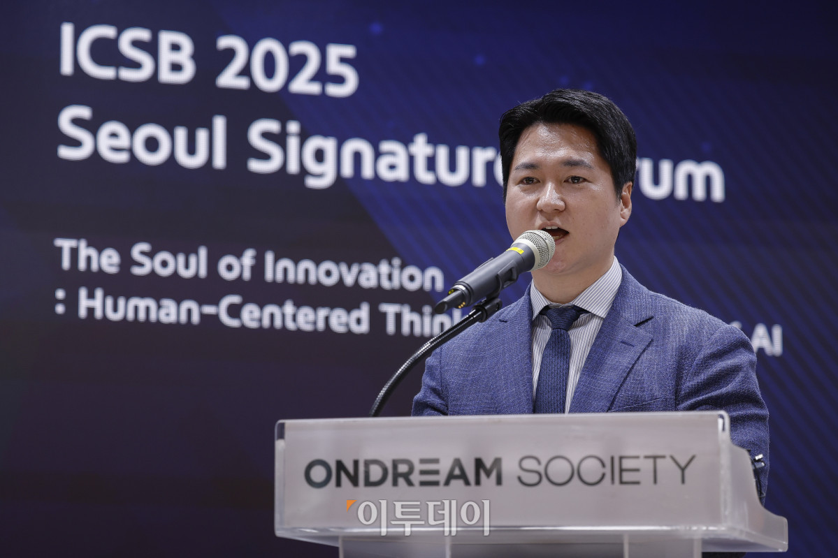 ▲노태우 한양대 교수가 24일 서울 중구 온드림소사이어티에서 열린 ICSB 2025 서울 시그니처 포럼 한국이해관계자경영학회 세션에서 '이해관계자 경영 관점에서 본 기업혁신 - 교보생명 사례'를 주제로 발표를 하고 있다. 조현호 기자 hyunho@