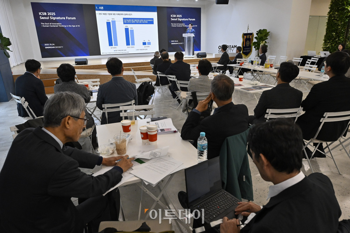 ▲노태우 한양대 교수가 24일 서울 중구 온드림소사이어티에서 열린 ICSB 2025 서울 시그니처 포럼 한국이해관계자경영학회 세션에서 '이해관계자 경영 관점에서 본 기업혁신 - 교보생명 사례'를 주제로 발표를 하고 있다. 조현호 기자 hyunho@