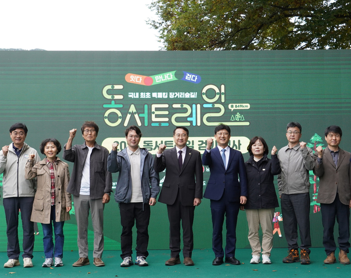 ▲코오롱FnC-산림청-한국등산트레킹지원센터 업무 협약식에서 이규호 코오롱그룹 부회장(왼쪽에서 네번째)과 김인호(왼쪽에서 다섯번째) 산림청장 등 관계자들이 기념촬영을 하고 있다. (사진제공=코오롱)