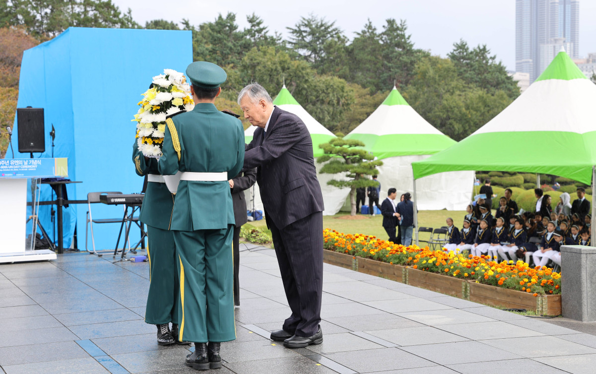 ▲이중근 회장이 24일 헌화를 하고 있다. (부영그룹)