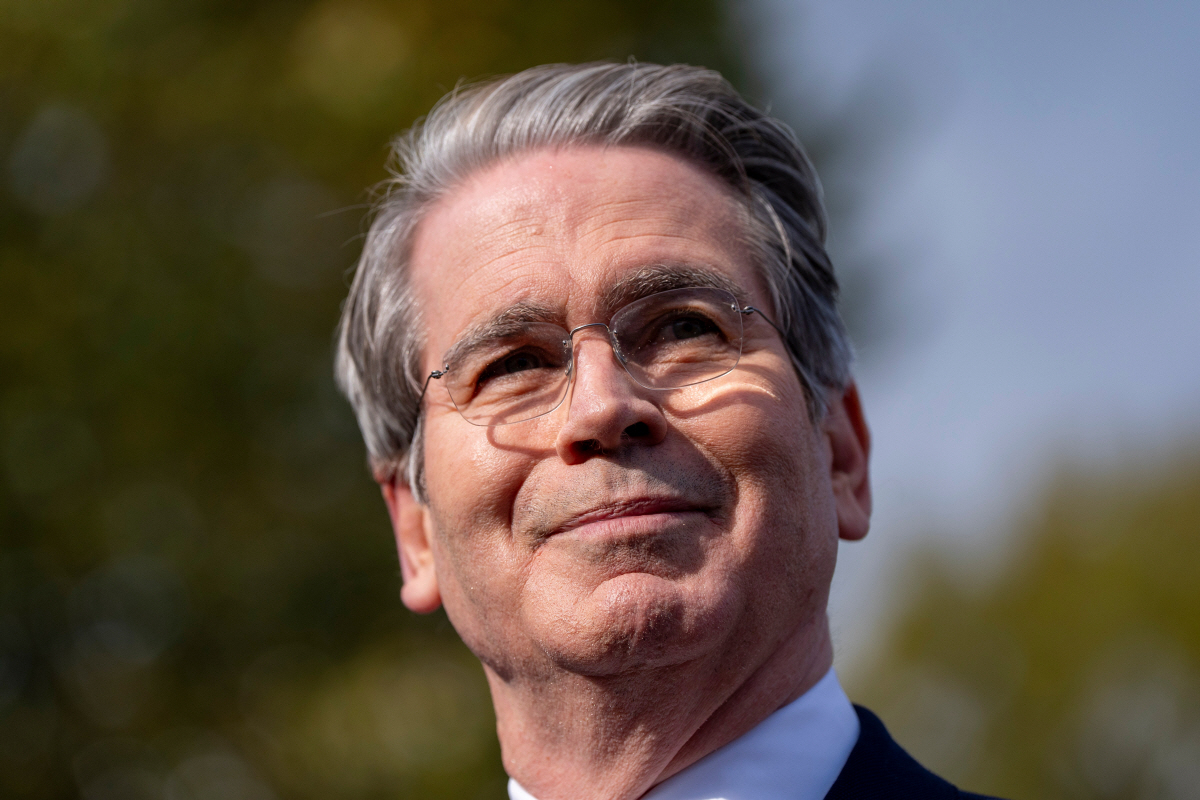 ▲스콧 베센트 미국 재무장관이 22일(현지시간) 워싱턴D.C. 백악관에서 기자들과 이야기하고 있다. 워싱턴D.C./AP연합뉴스