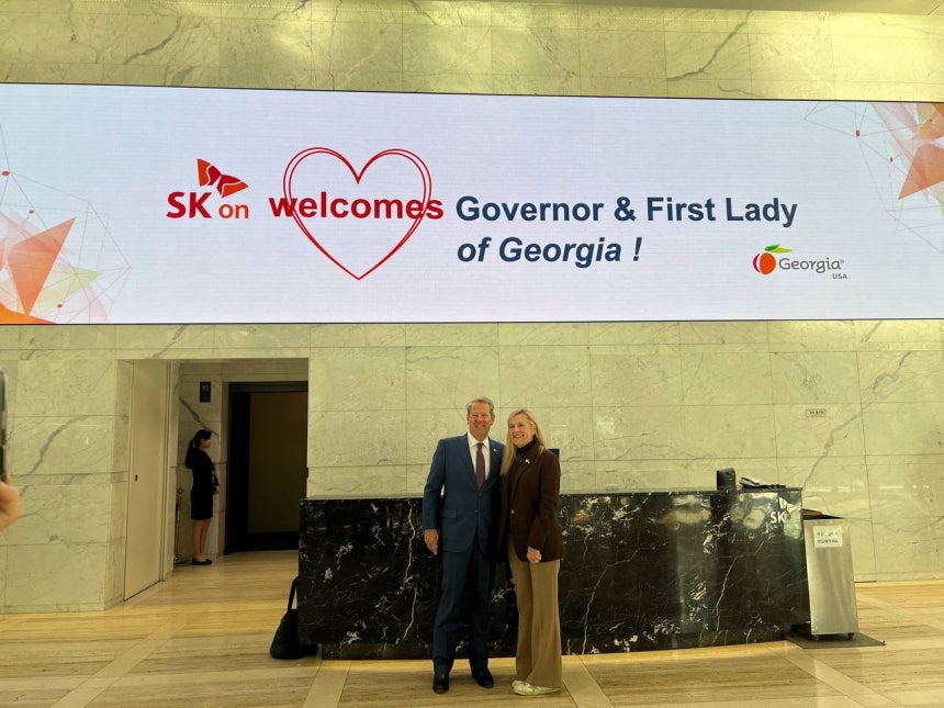 ▲브라이언 켐프 미국 조지아 주지사(왼쪽)가 24일 이석희 SK온 최고경영자(CEO)와 회동하기 위해 서울 종로구 SK서린빌딩을 방문했다. (SK온)