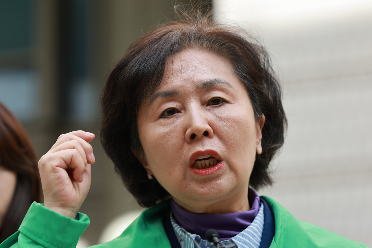 ▲ 국민의힘 김영선 전 의원이 24일 서울 서초구 서울중앙지법에서 열린 김건희 여사의 자본시장법 위반 등 혐의 사건 속행 공판에 증인으로 출석하기에 앞서 기자회견을 하고 있다. (연합뉴스)